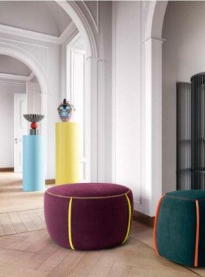 Ovální design polštáře se židlí, školní tabulka, židle nebo sedadlo s textilními polštáři.
