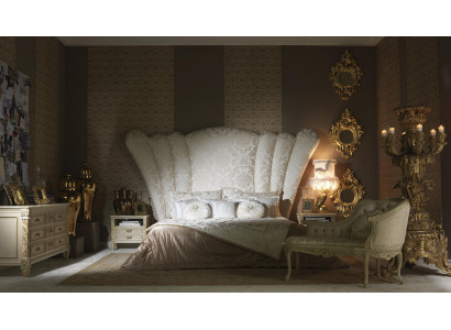 Chesterfield Velká postel s polstrovanou hlavnicí, postelový polštář, hotelová postel, bílá barva, klasický