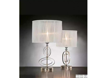 Klasická stolní lampa, lustr, křišťálová stolní lampa.