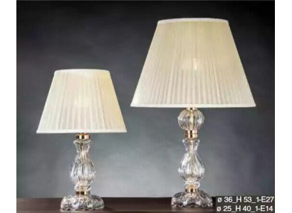 Bílá klasická stolní lampa v antickém stylu, osvětlení obývacího pokoje