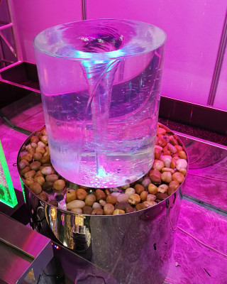 Blasenbrunnen venkovní řízený vířící tornádem vodní pramen tornádem