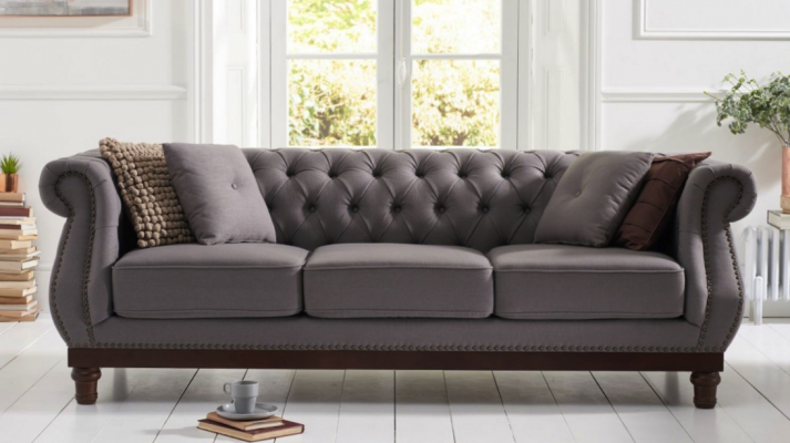 Šedá pohovka Chesterfield Sofa Couch čalouněná látková pohovka designér 3-sedadlové