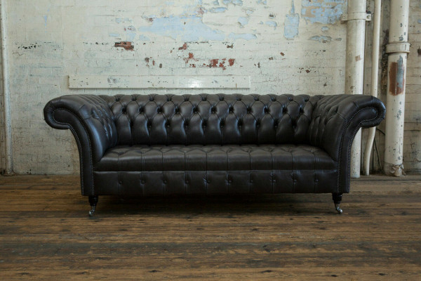 Černá moderní pohovka Chesterfield s třemi sedadly luxusního provedení